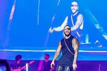 Maluma se conquista al público grancanario con un espectáculo de energía y efectos pirotécnicos (Foto TA)